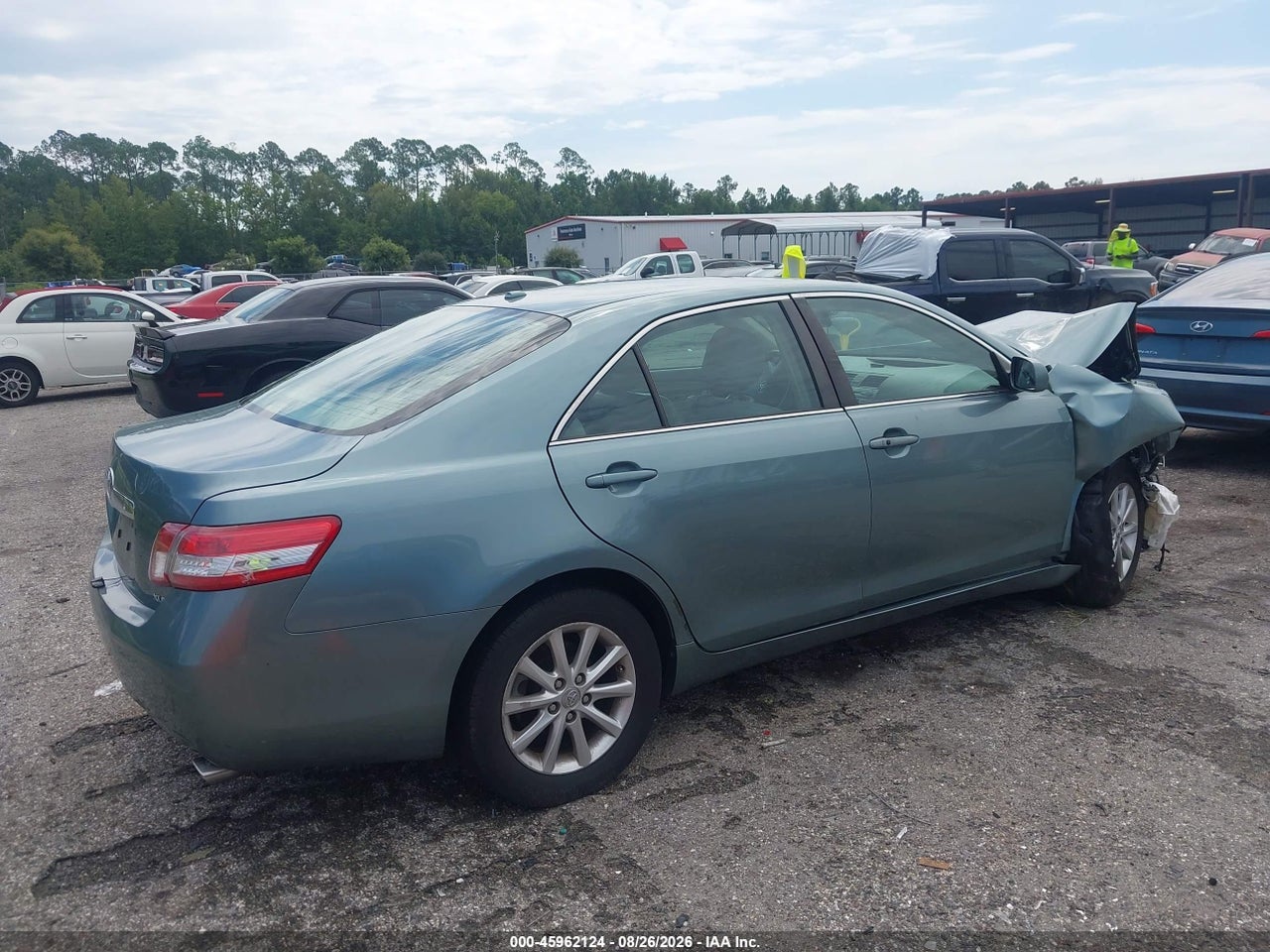 2011 TOYOTA CAMRY XLE V6 · 4/10
