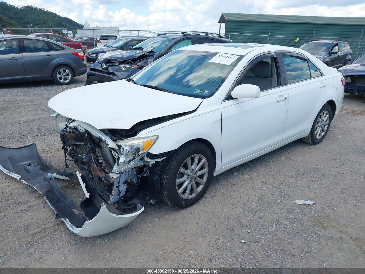 2011 TOYOTA CAMRY XLE · 2/11