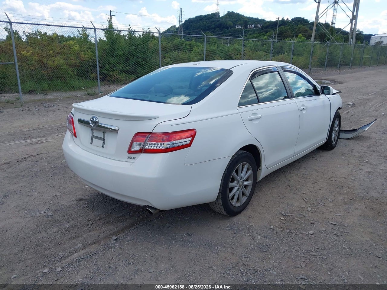 2011 TOYOTA CAMRY XLE · 4/11