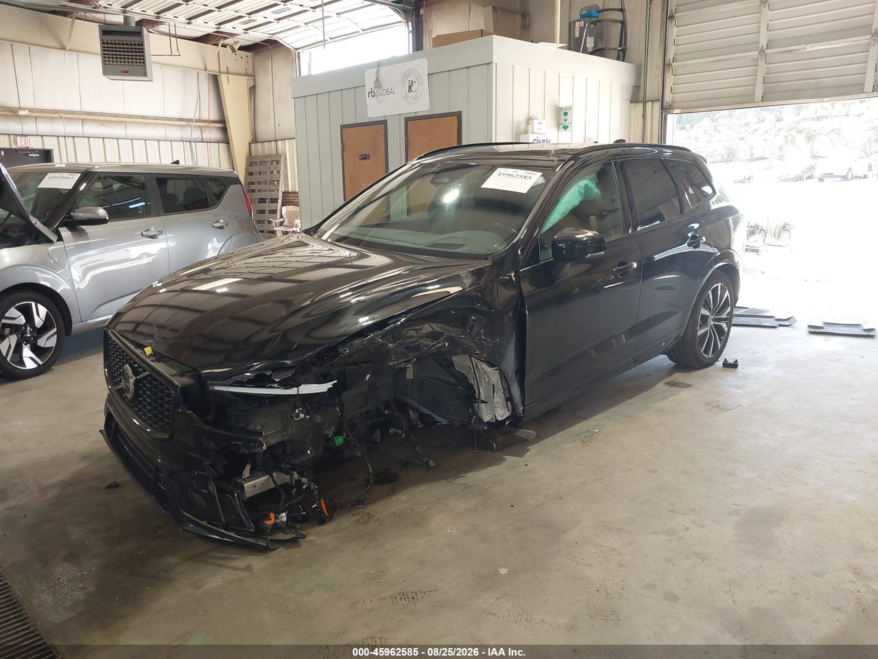 2024 VOLVO XC60 B5 ULTIMATE DARK THEME · 2/10