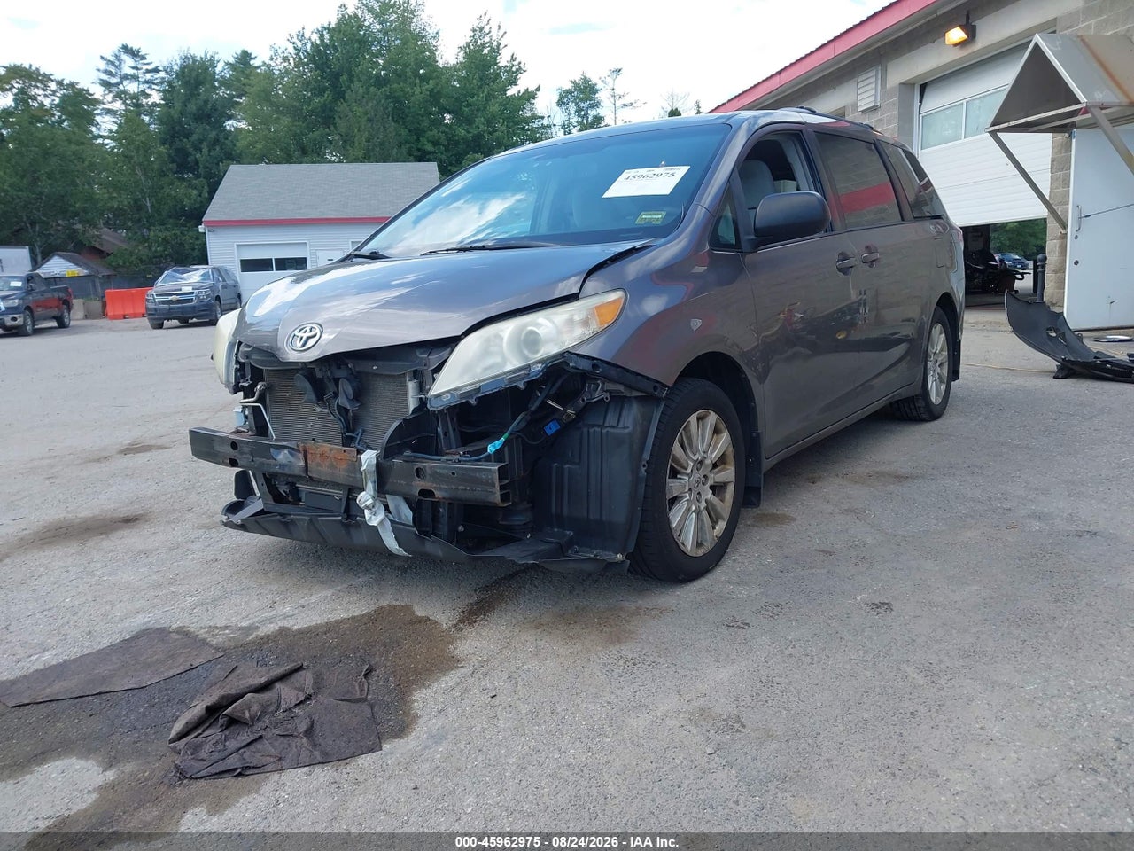 2011 TOYOTA SIENNA LE · 2/11