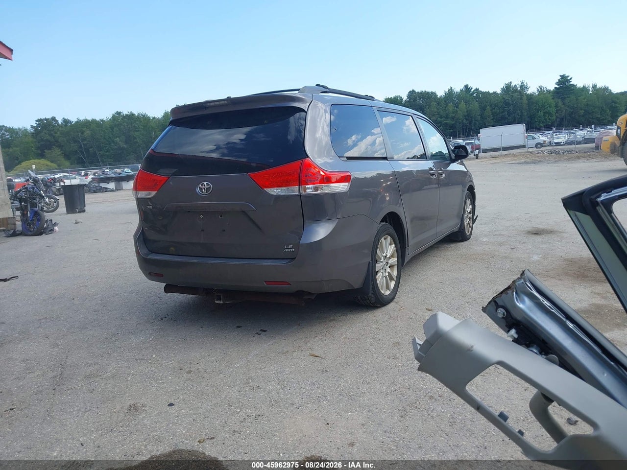 2011 TOYOTA SIENNA LE · 4/11