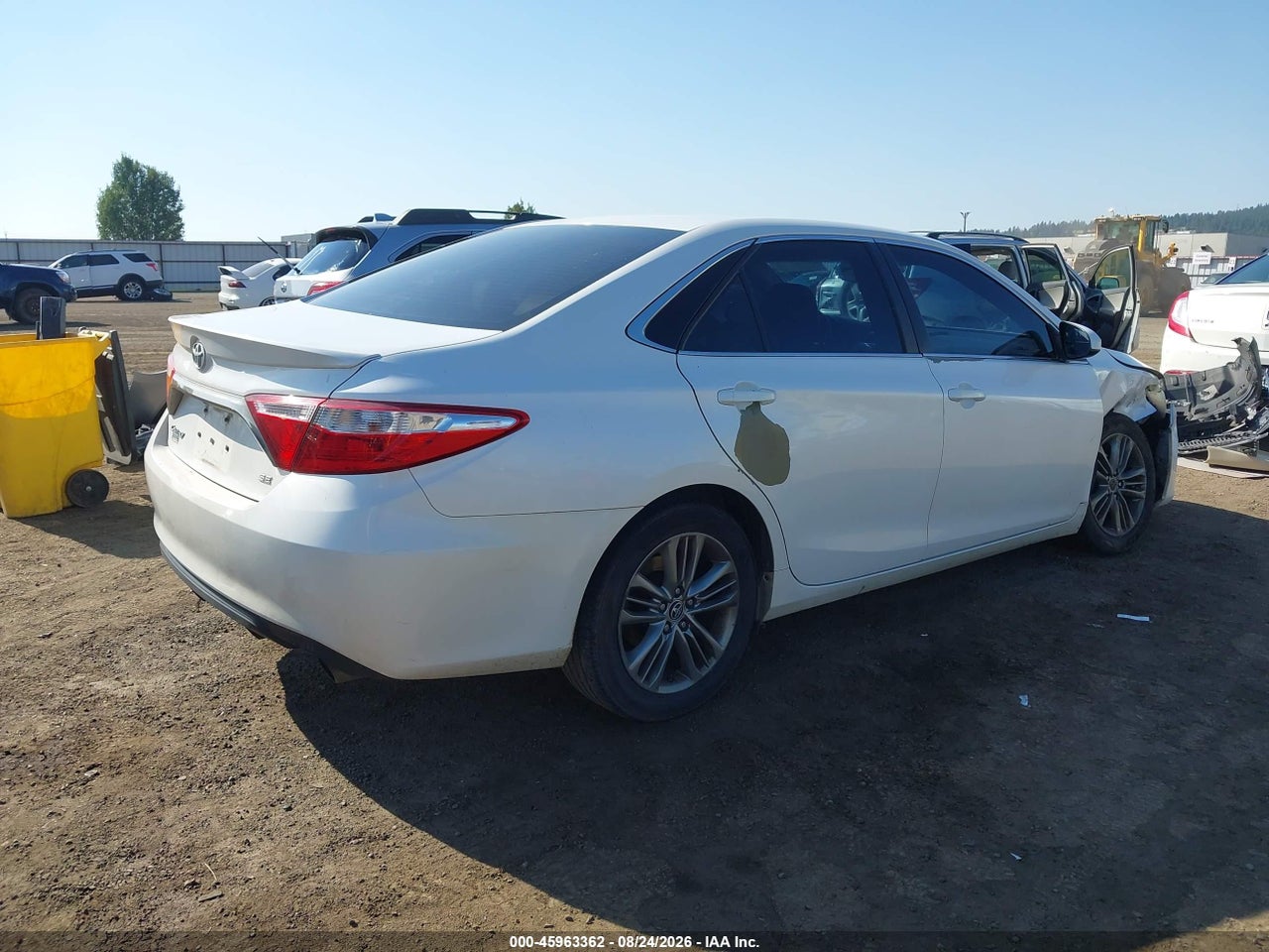 2015 TOYOTA CAMRY SE · 4/11