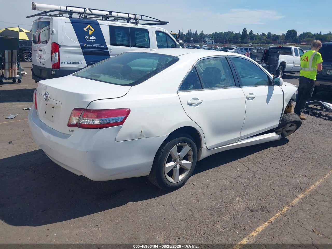 2011 TOYOTA CAMRY LE · 4/10