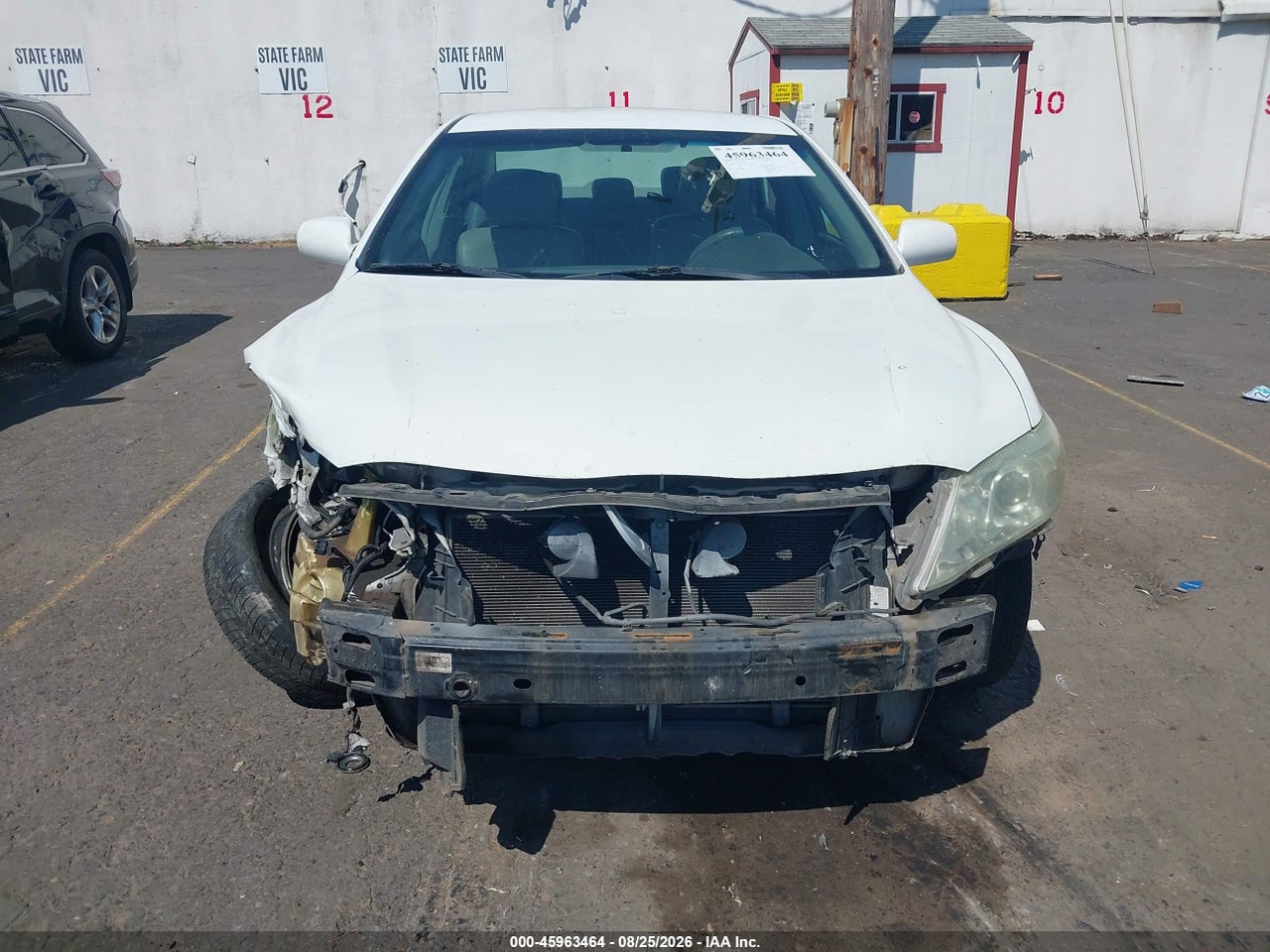 2011 TOYOTA CAMRY LE · 6/10