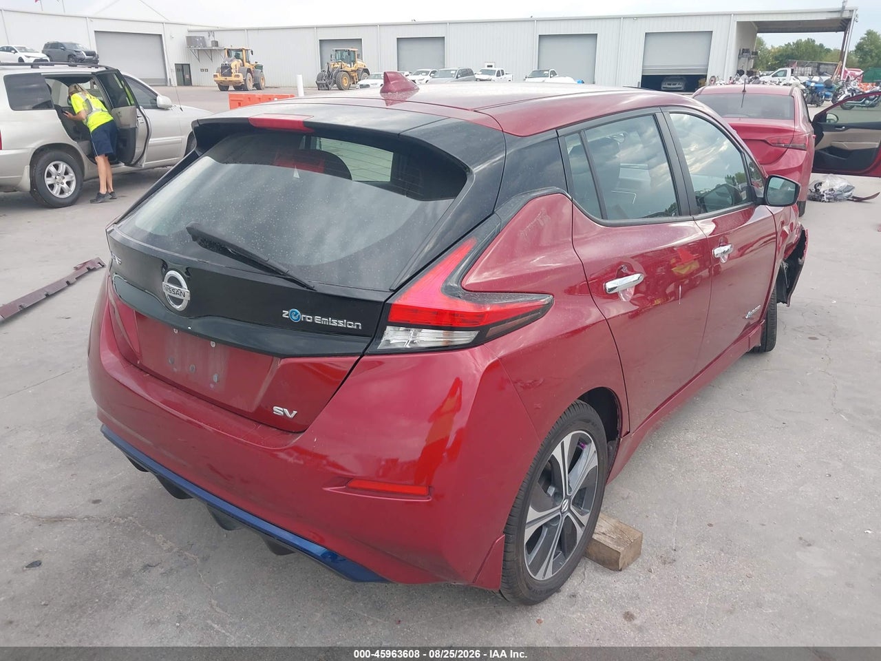 2018 NISSAN LEAF SV · 4/11