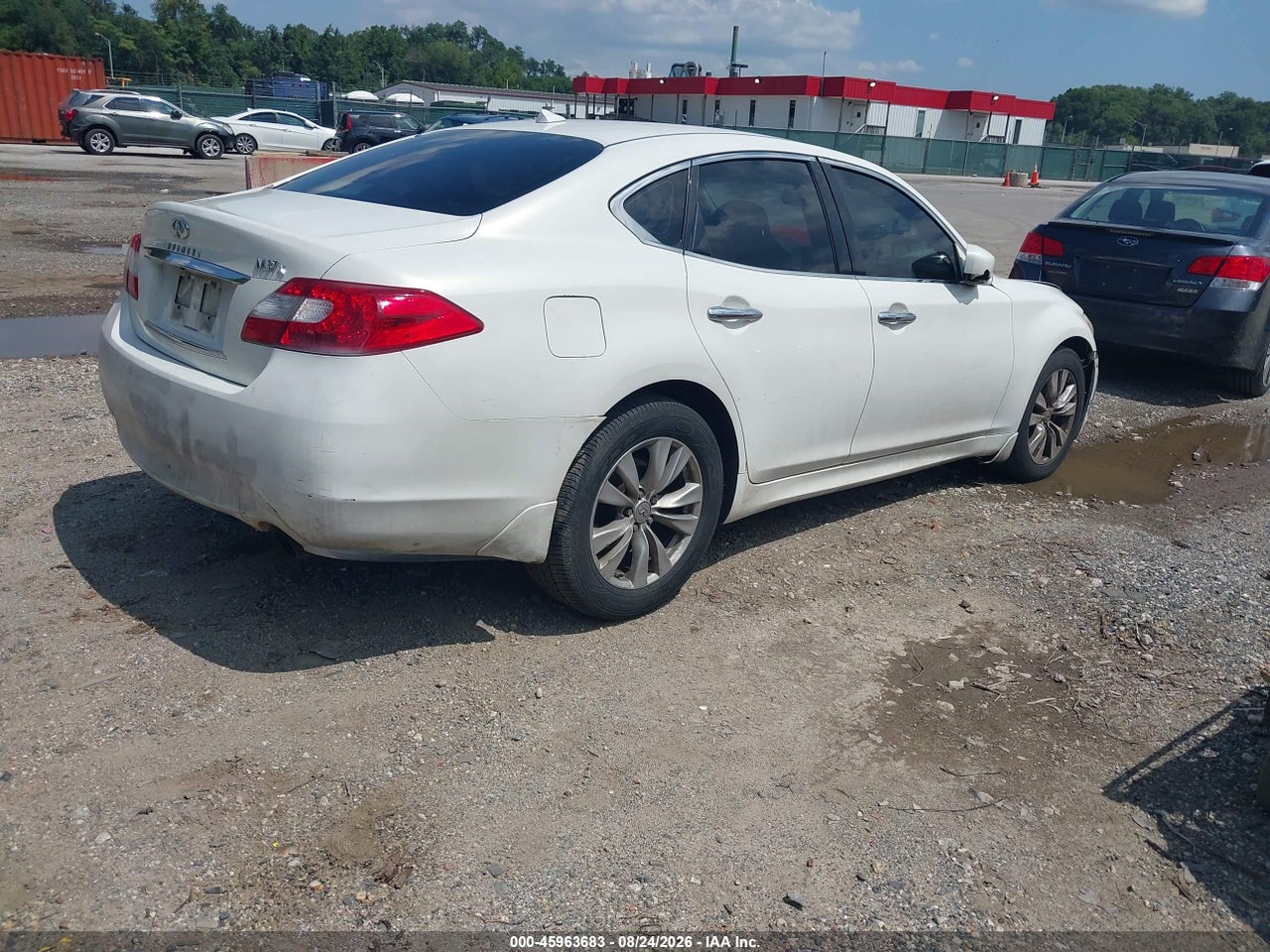 2011 INFINITI M37X   · 4/11