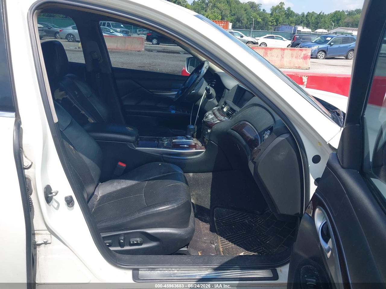 2011 INFINITI M37X   · 5/11