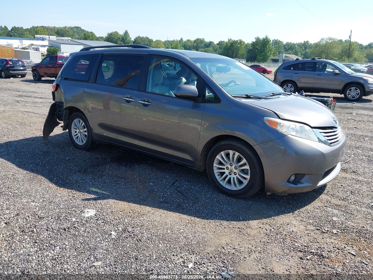 5TDYK3DC5GS****** · 2016 TOYOTA SIENNA XLE 8 PASSENGER