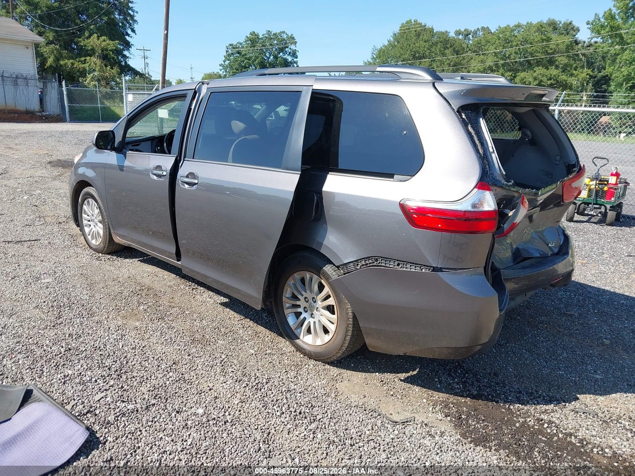 2016 TOYOTA SIENNA XLE 8 PASSENGER · 3/11