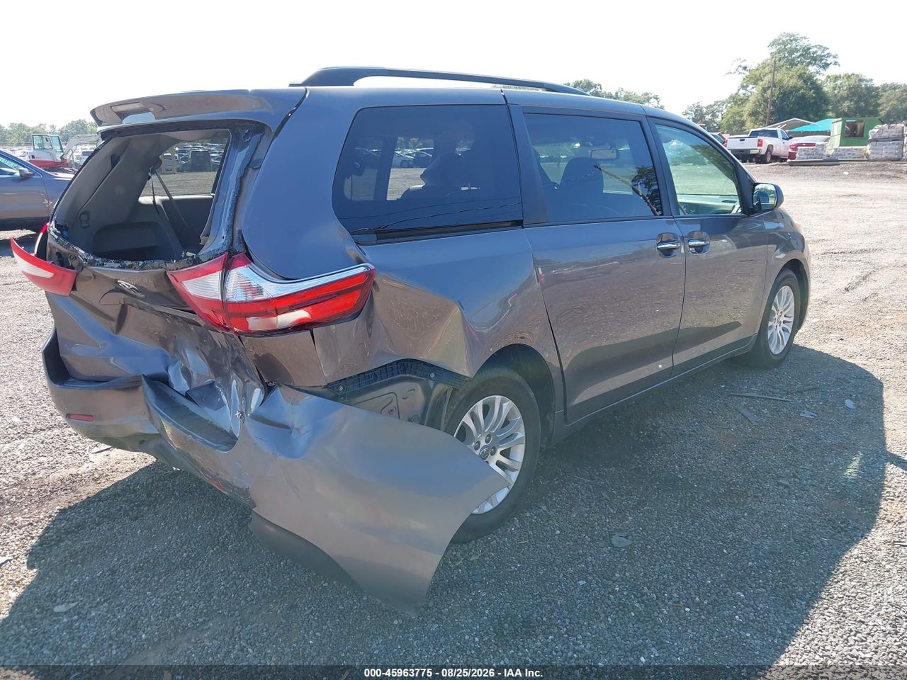 2016 TOYOTA SIENNA XLE 8 PASSENGER · 4/11