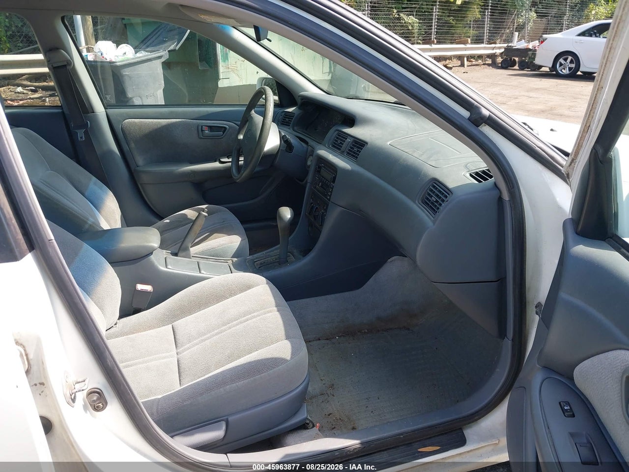 2001 TOYOTA CAMRY CE · 5/10