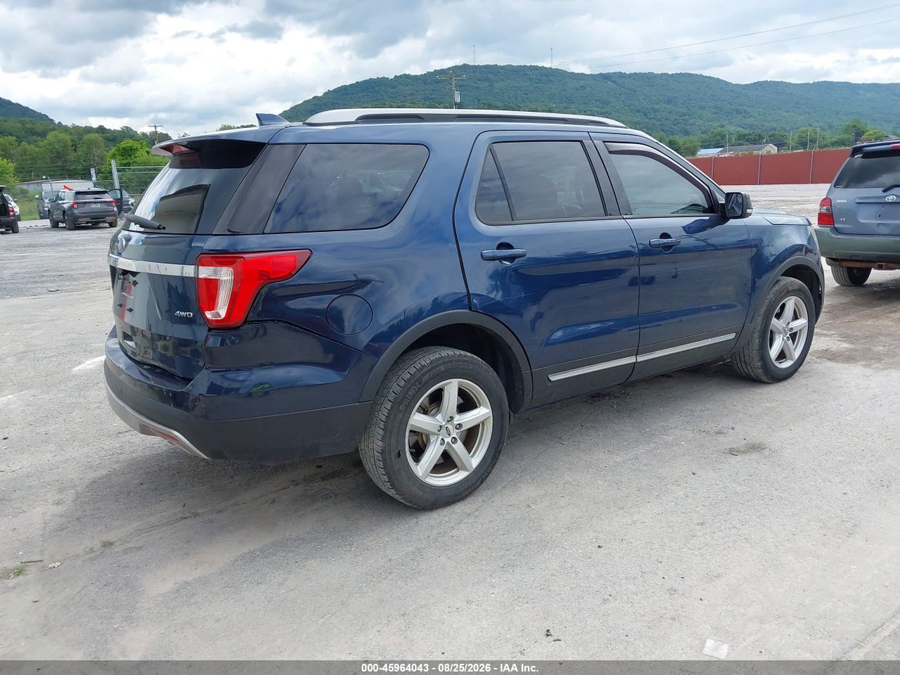 2017 FORD EXPLORER XLT · 4/11