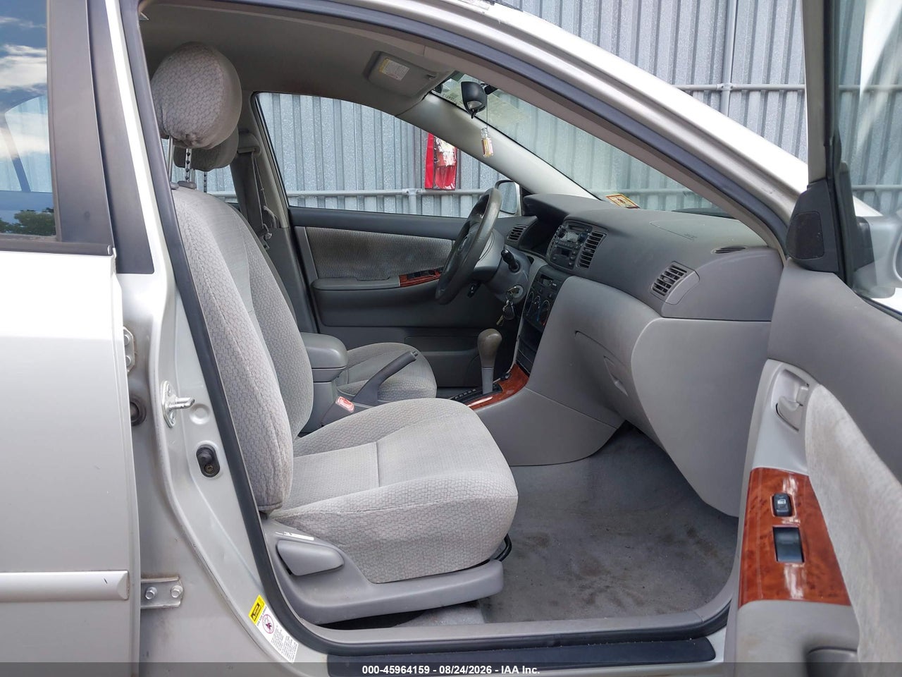 2004 TOYOTA COROLLA LE · 5/8