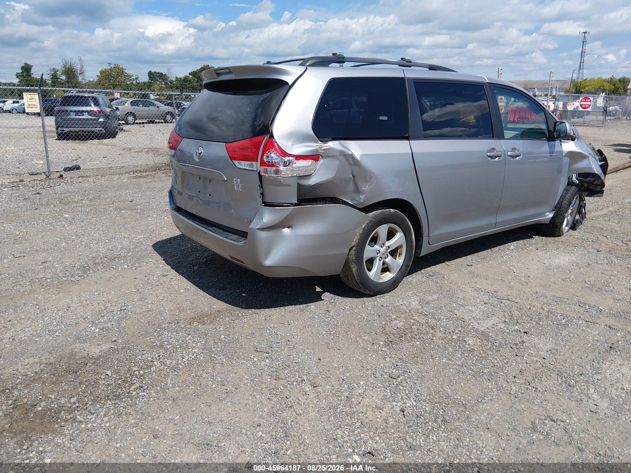 2011 TOYOTA SIENNA LE V6 · 4/11
