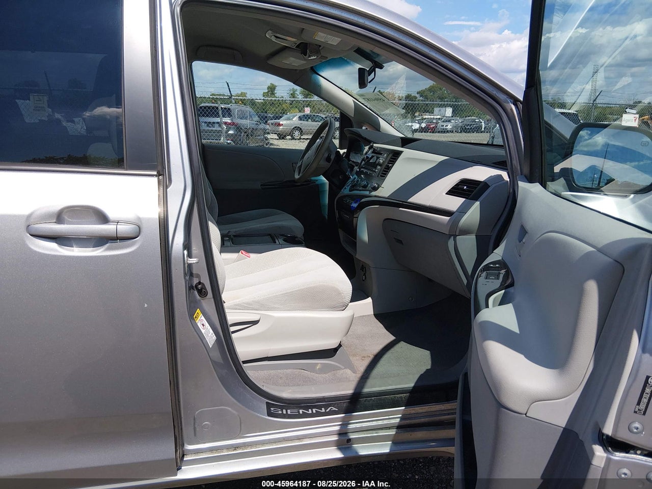 2011 TOYOTA SIENNA LE V6 · 5/11
