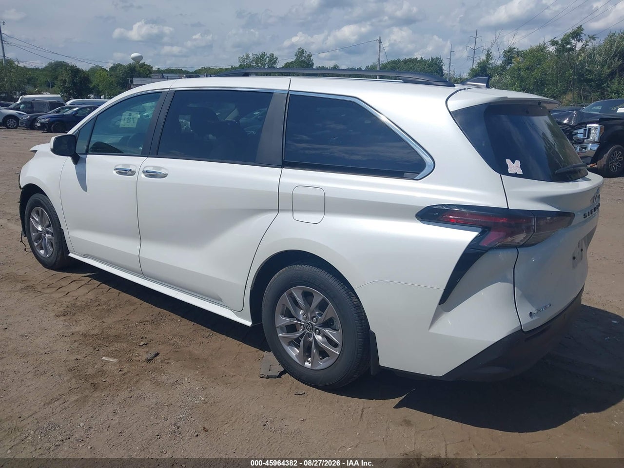 2025 TOYOTA SIENNA XLE · 3/11