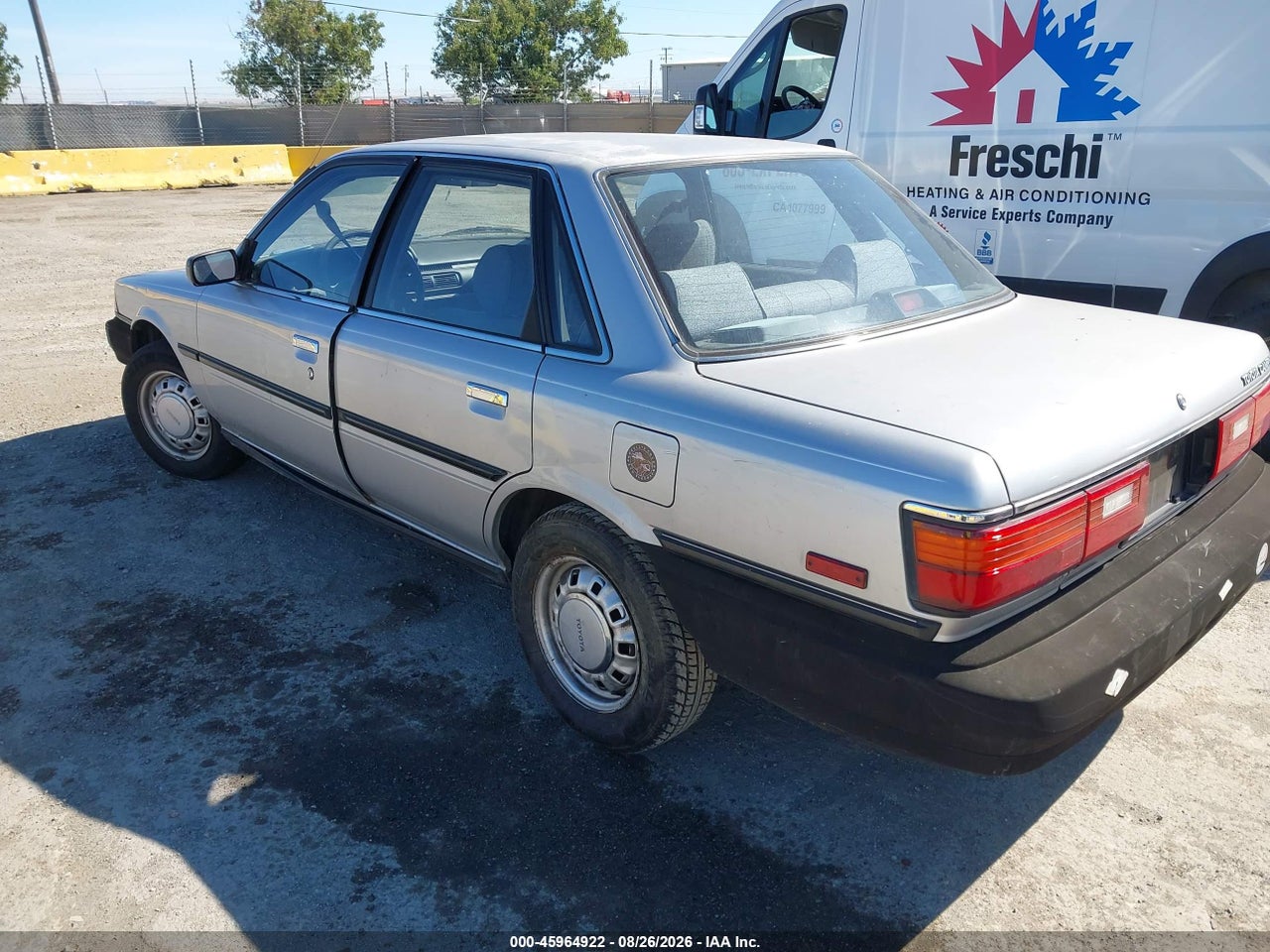 1989 TOYOTA CAMRY DLX · 3/5