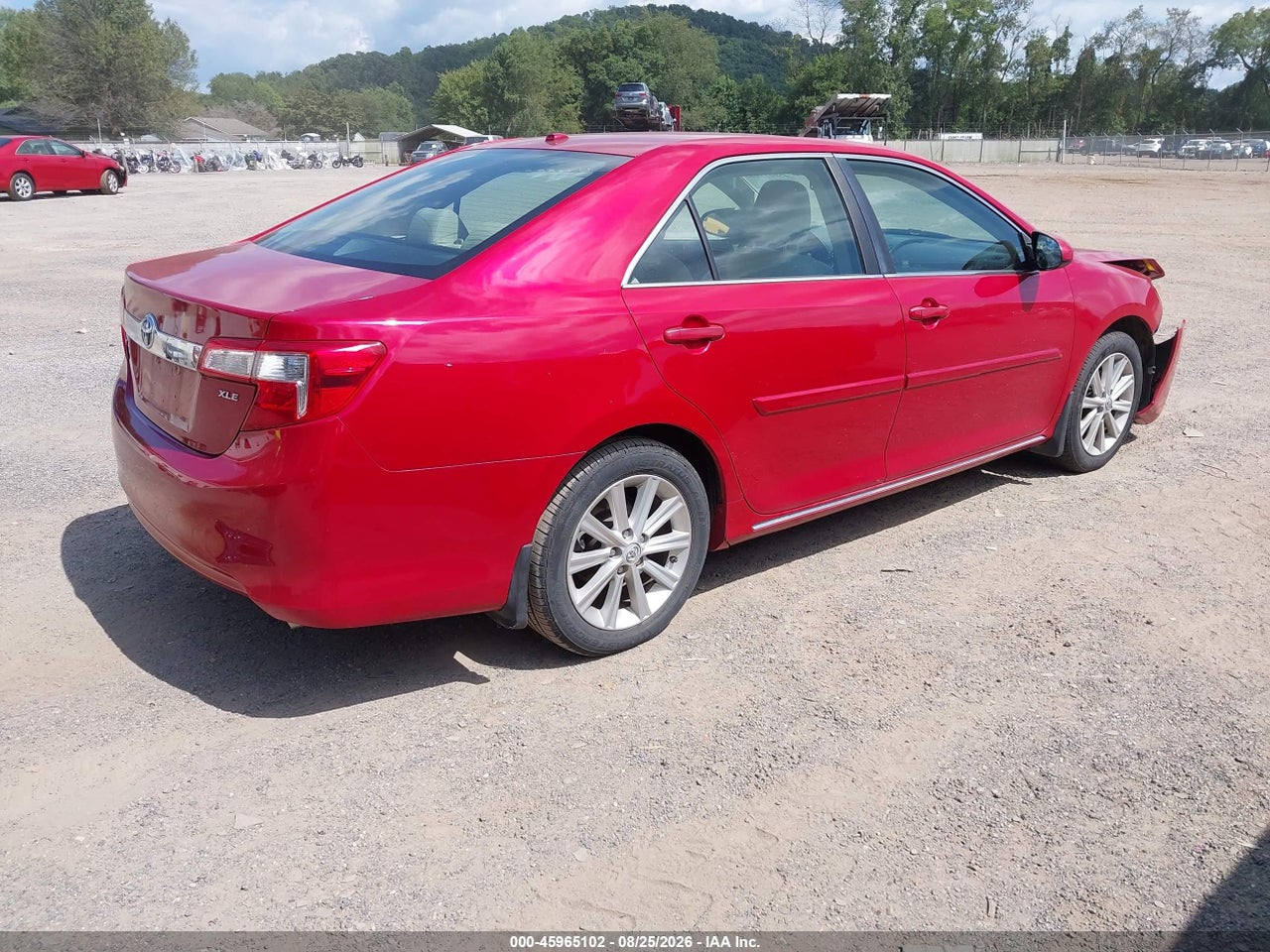 2013 TOYOTA CAMRY XLE · 4/11