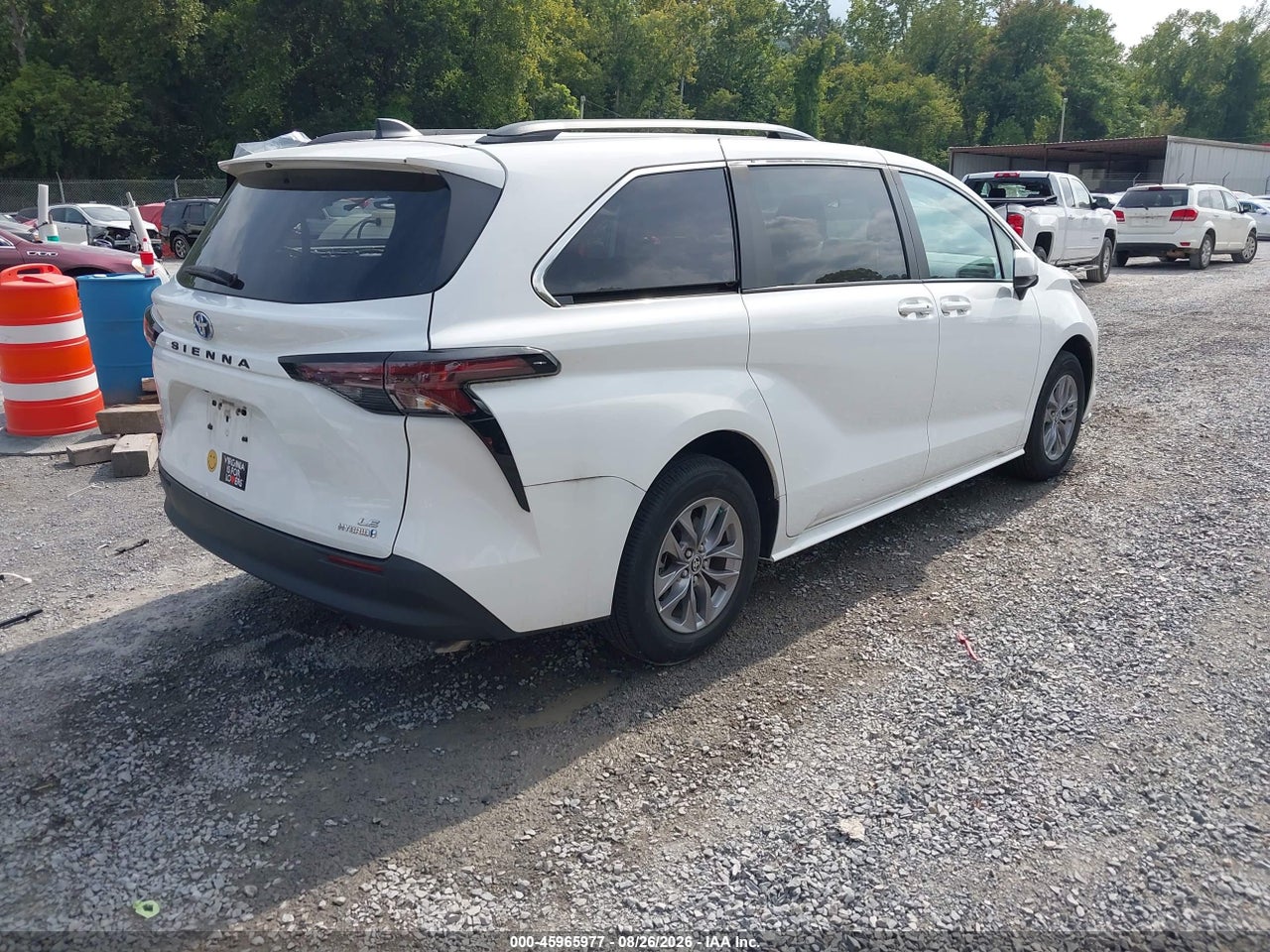 2024 TOYOTA SIENNA LE · 4/11