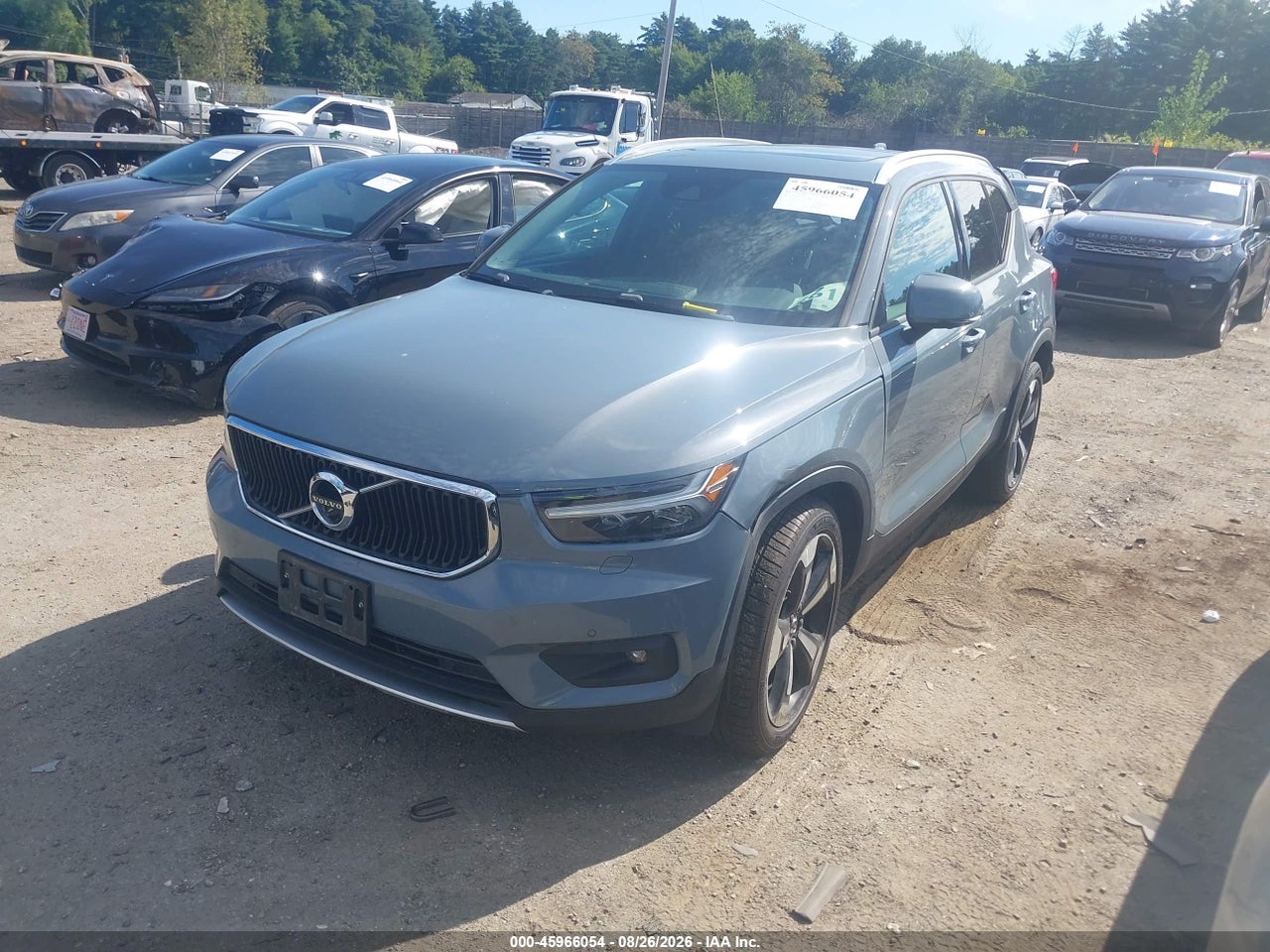 2020 VOLVO XC40 T5 MOMENTUM · 2/11