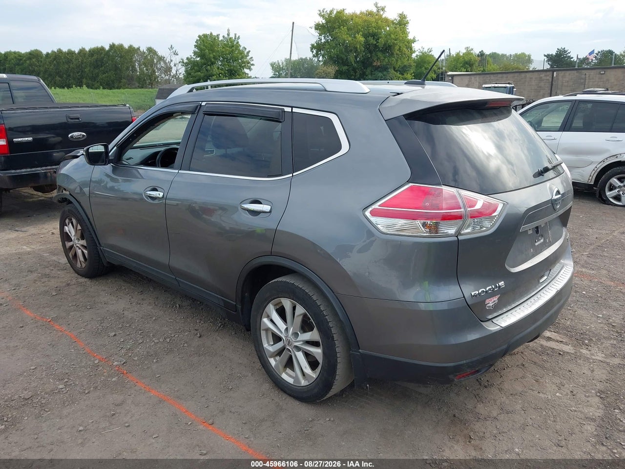2015 NISSAN ROGUE SV · 3/11