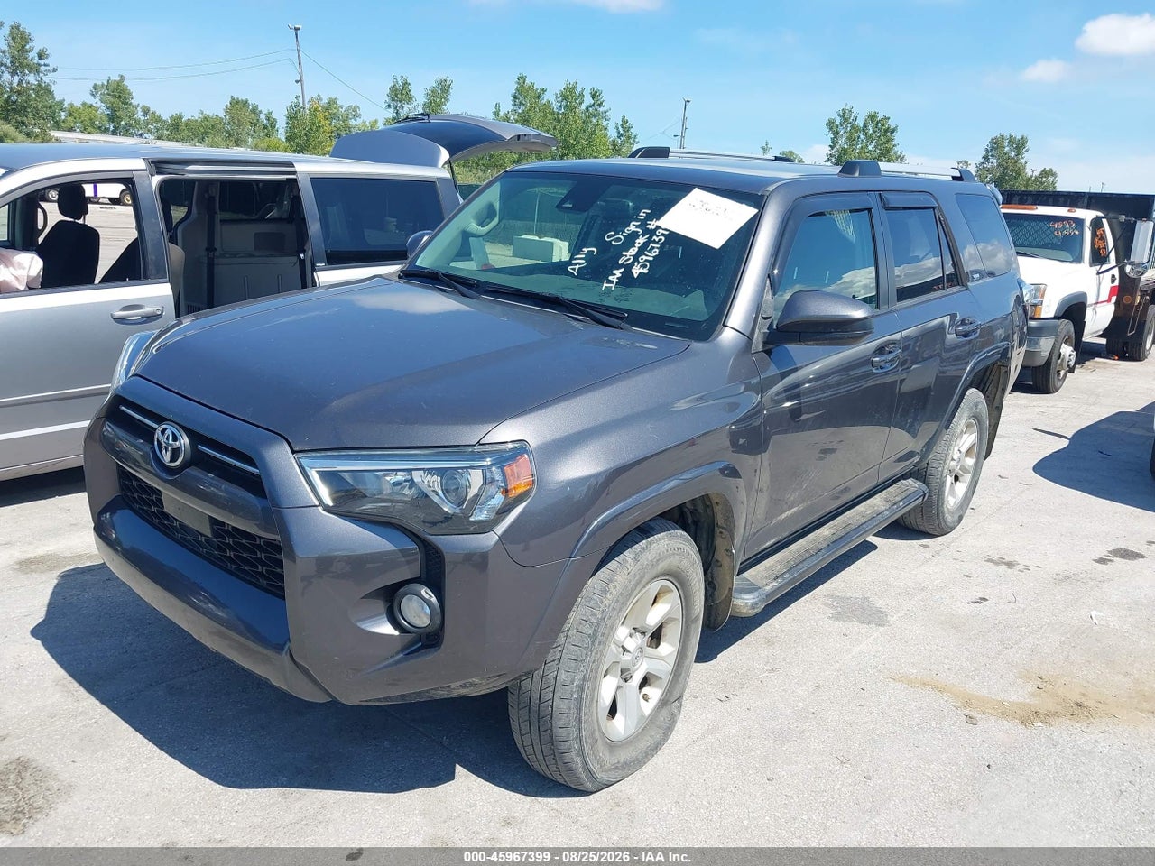 2020 TOYOTA 4RUNNER SR5 · 2/11