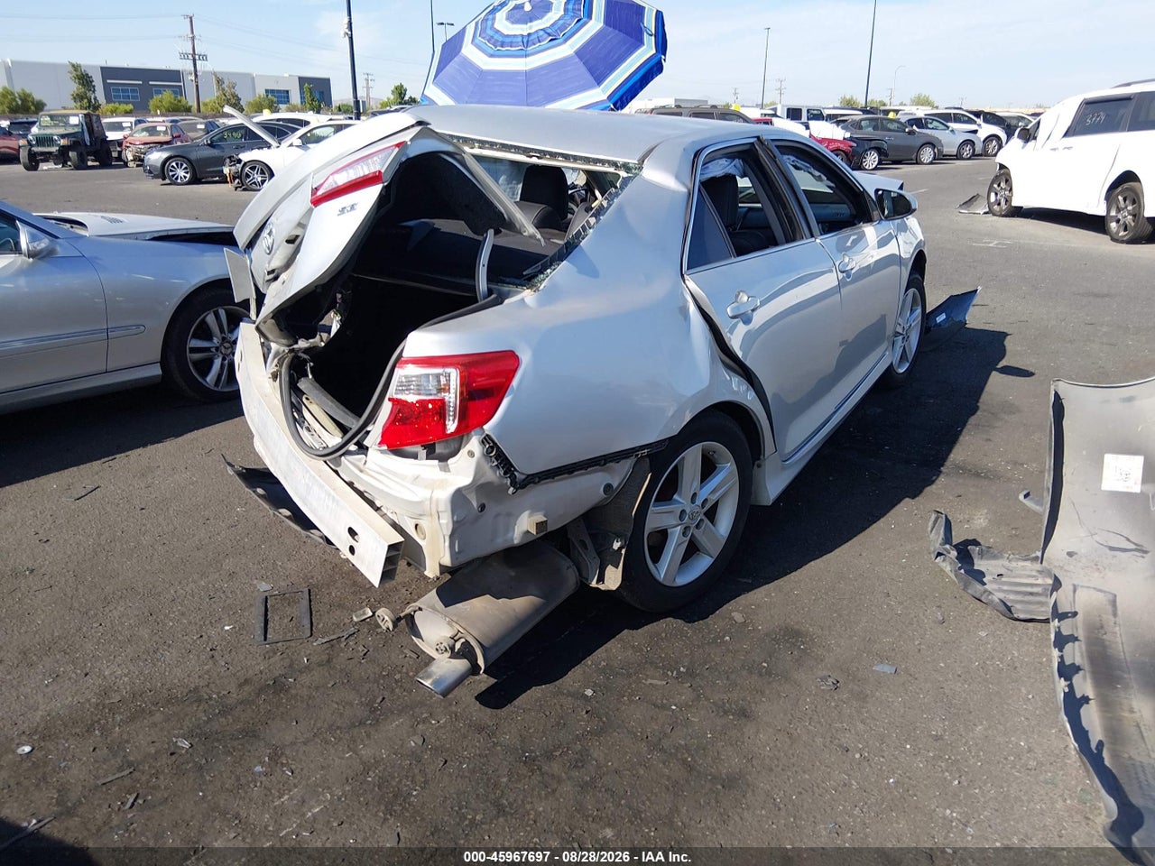 2014 TOYOTA CAMRY SE · 4/11