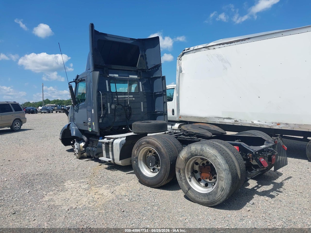 2020 VOLVO VNR   · 3/4