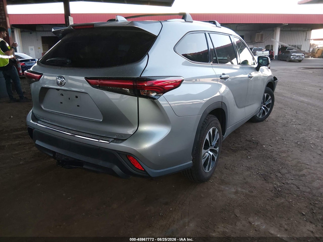 2021 TOYOTA HIGHLANDER XLE · 4/11