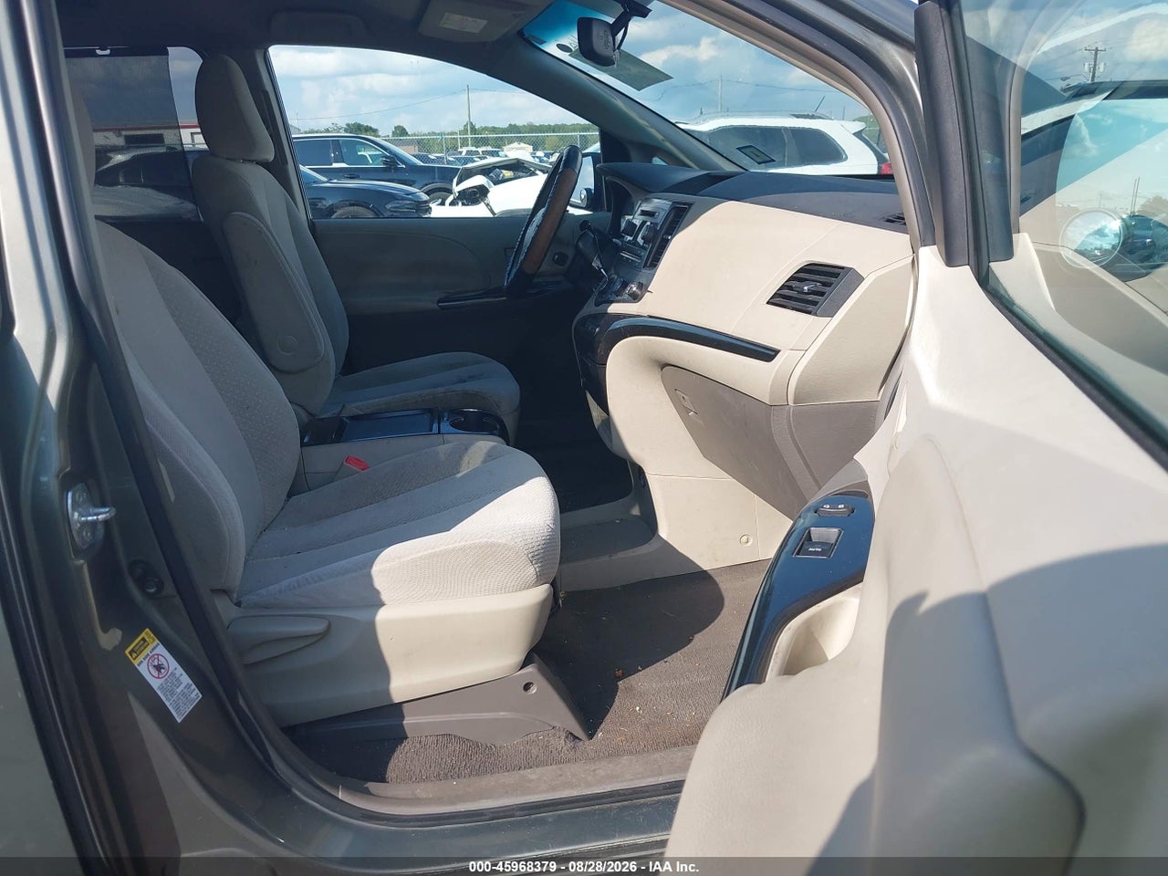 2011 TOYOTA SIENNA LE V6 · 5/11
