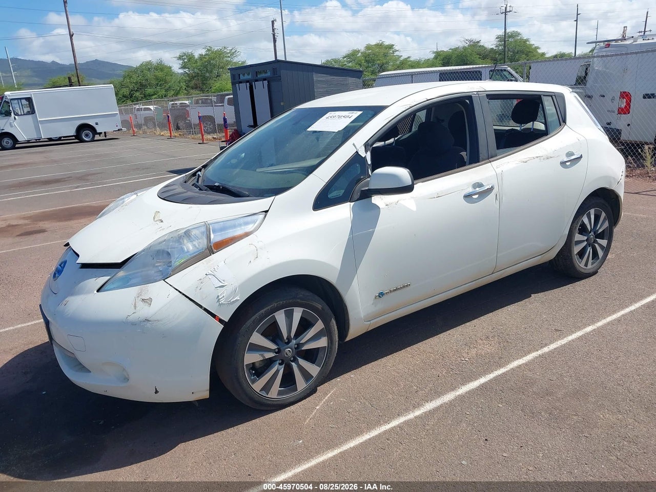 2017 NISSAN LEAF SV · 2/6