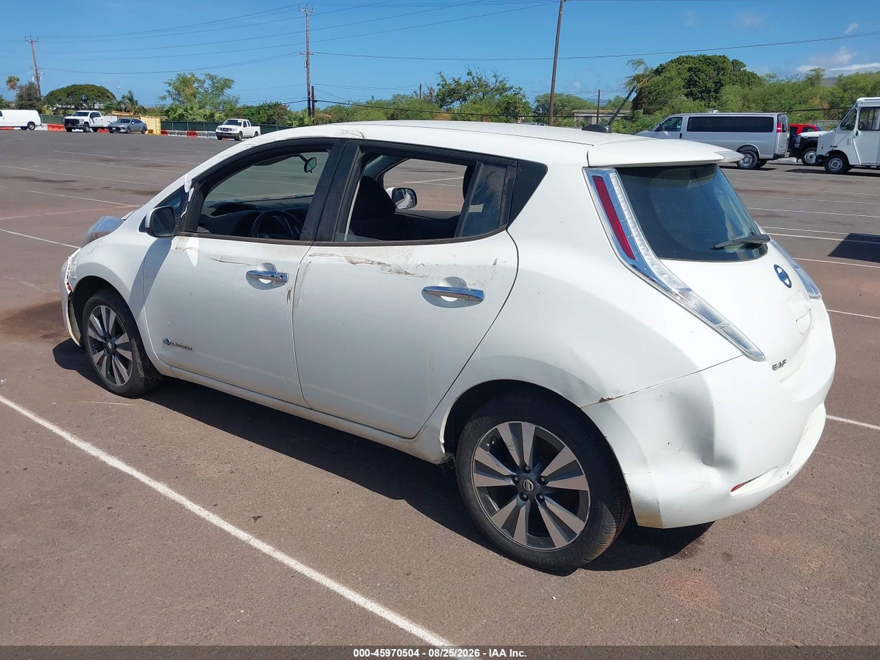 2017 NISSAN LEAF SV · 3/6