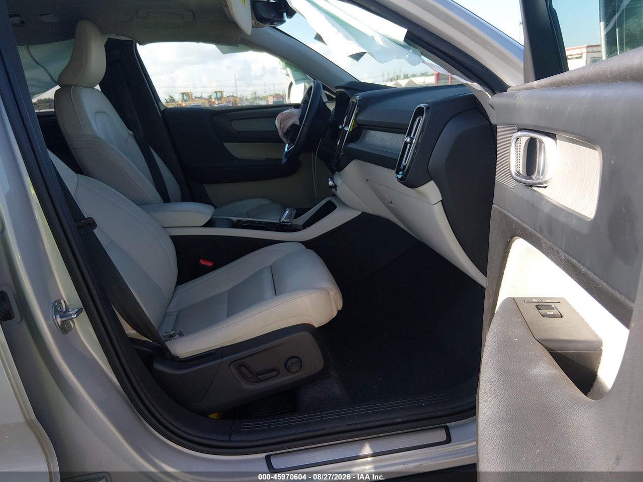 2024 VOLVO XC40 B5 PLUS BRIGHT THEME · 5/11