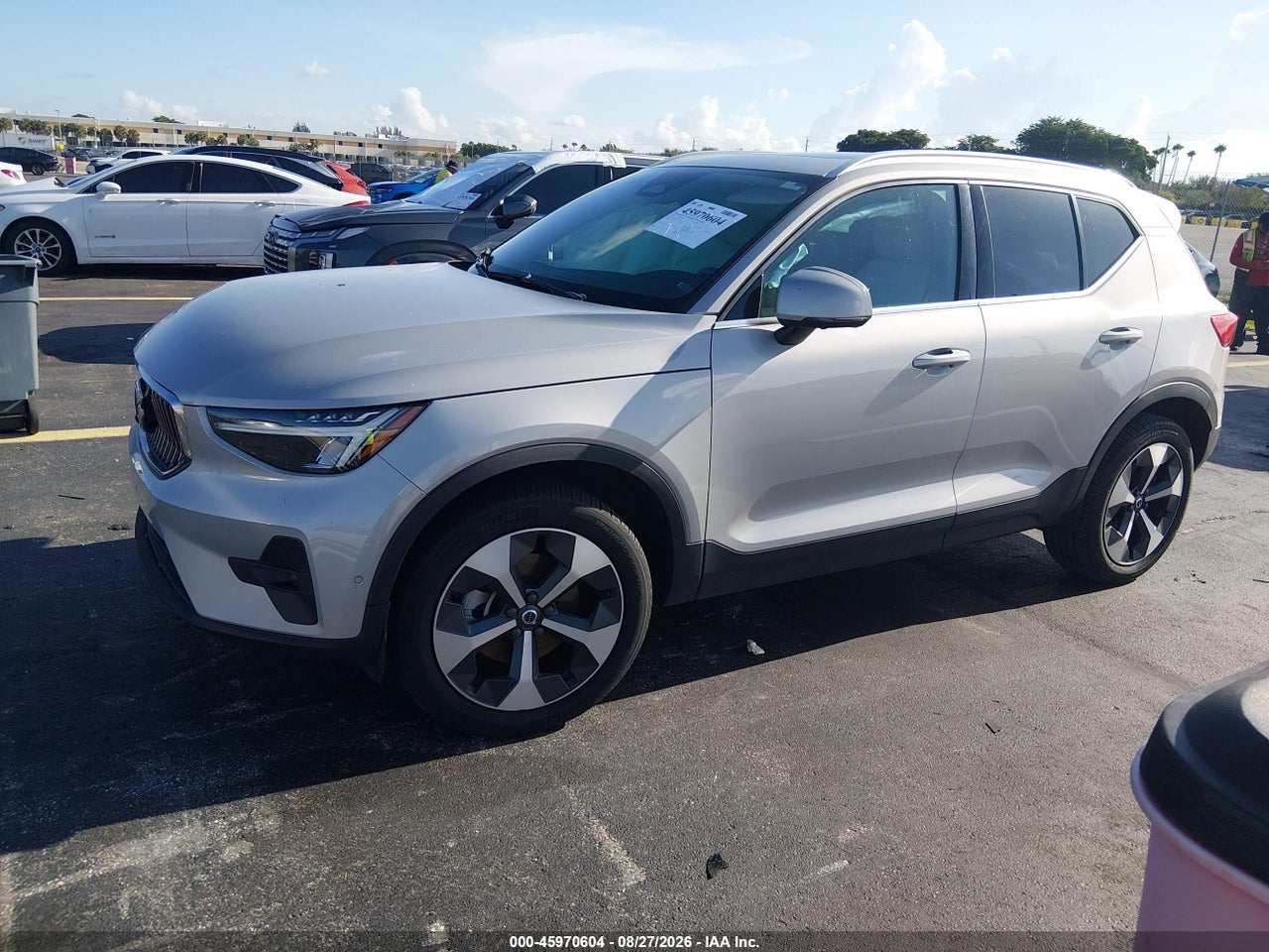 2024 VOLVO XC40 B5 PLUS BRIGHT THEME · 2/11