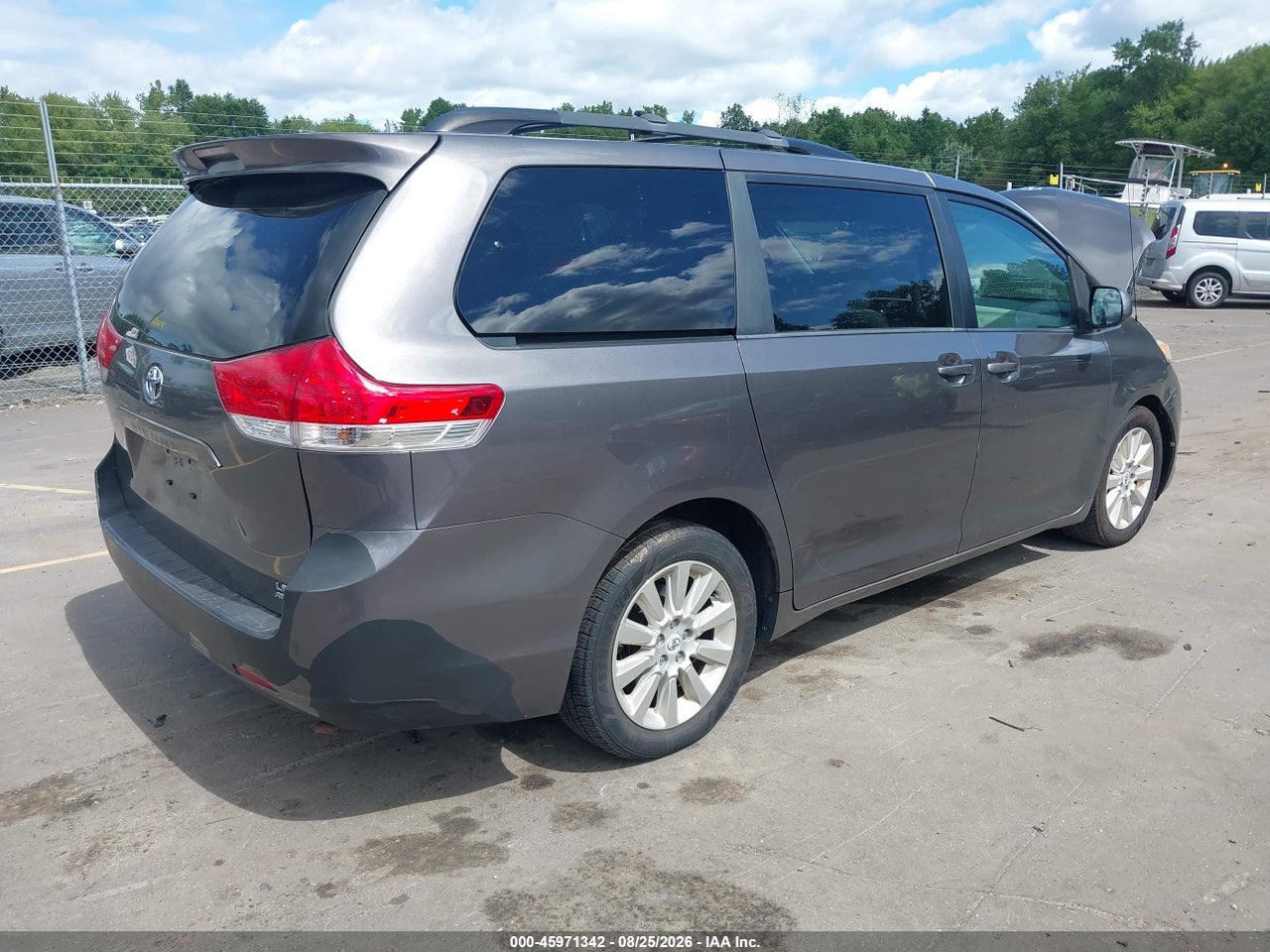 2011 TOYOTA SIENNA LE · 4/11
