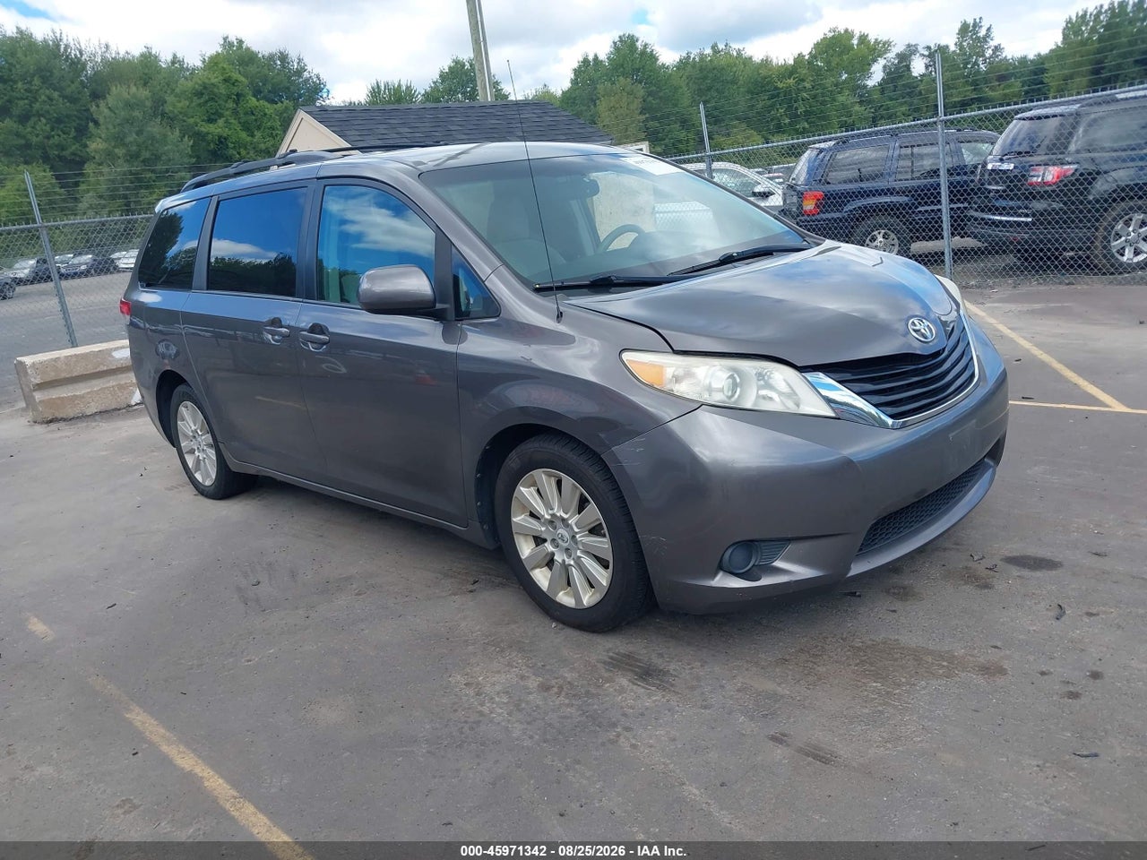 5TDJK3DC7BS****** · 2011 TOYOTA SIENNA LE