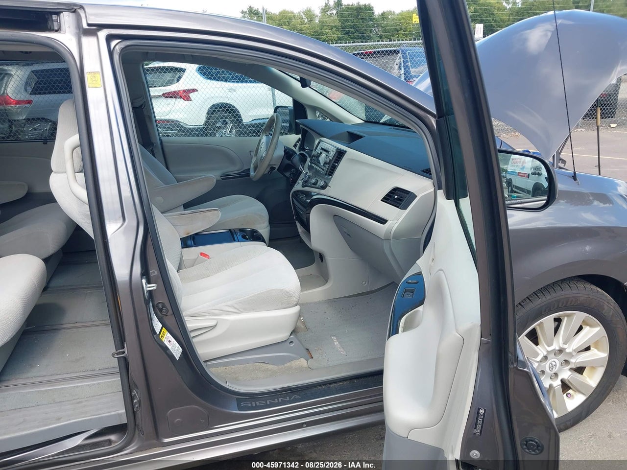 2011 TOYOTA SIENNA LE · 5/11