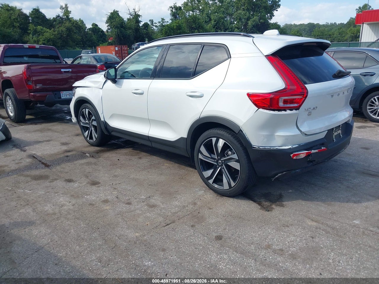 2025 VOLVO XC40 B5 PLUS DARK THEME · 3/11