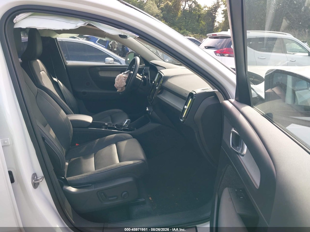 2025 VOLVO XC40 B5 PLUS DARK THEME · 5/11