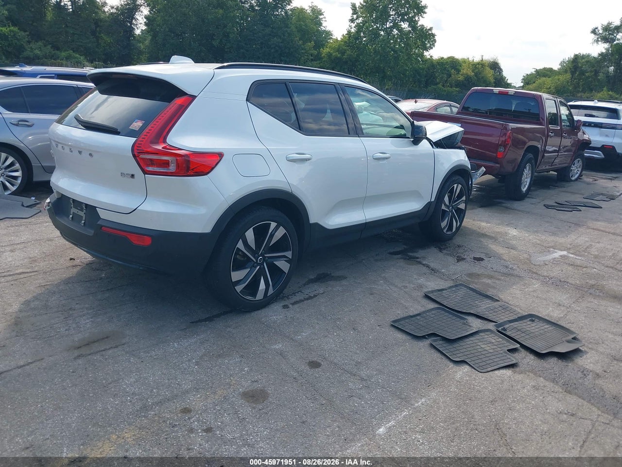 2025 VOLVO XC40 B5 PLUS DARK THEME · 4/11