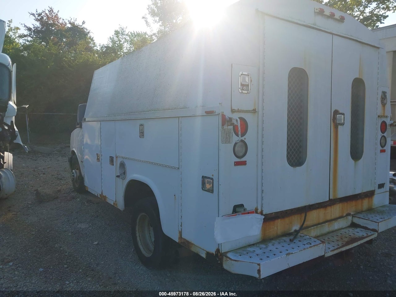 2006 CHEVROLET EXPRESS CUTAWAY WORK VAN · 3/4