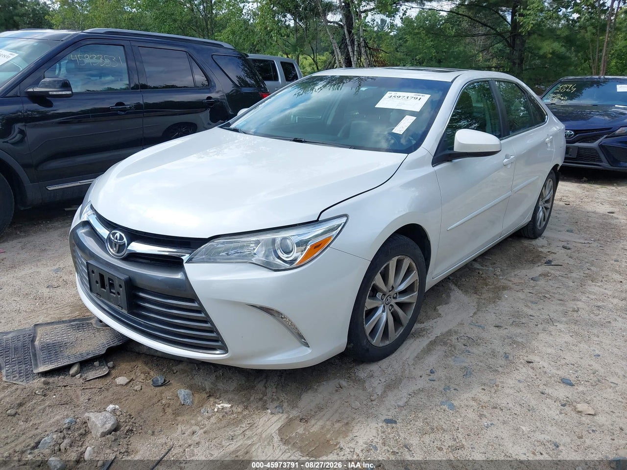2016 TOYOTA CAMRY XLE · 2/11