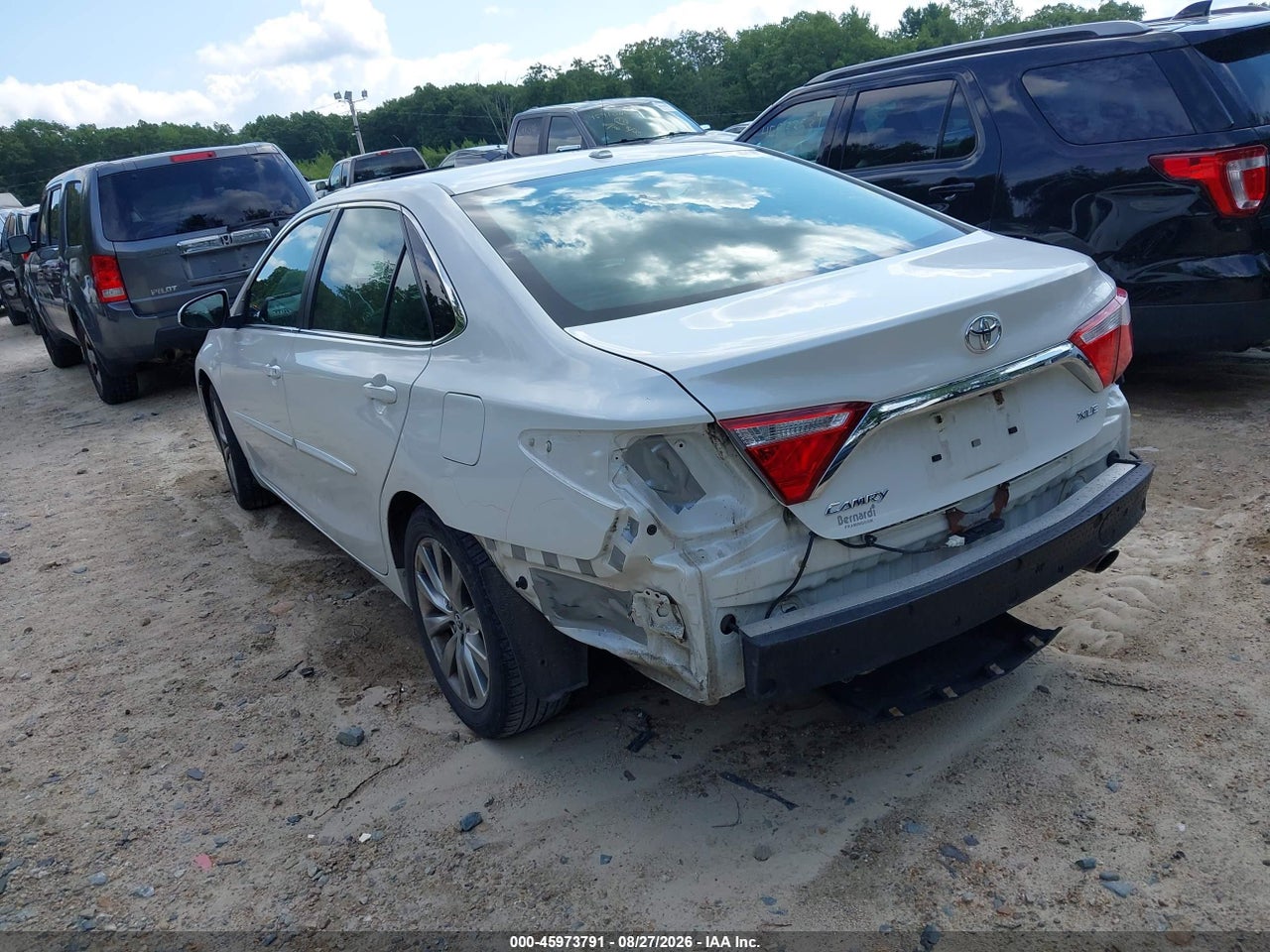 2016 TOYOTA CAMRY XLE · 3/11