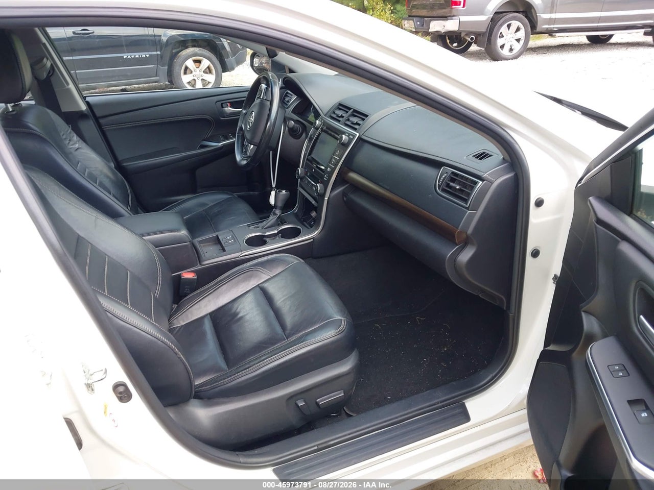 2016 TOYOTA CAMRY XLE · 5/11