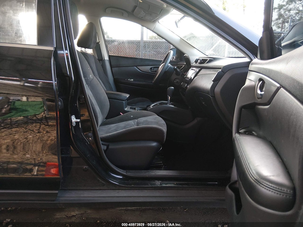 2015 NISSAN ROGUE S · 5/11