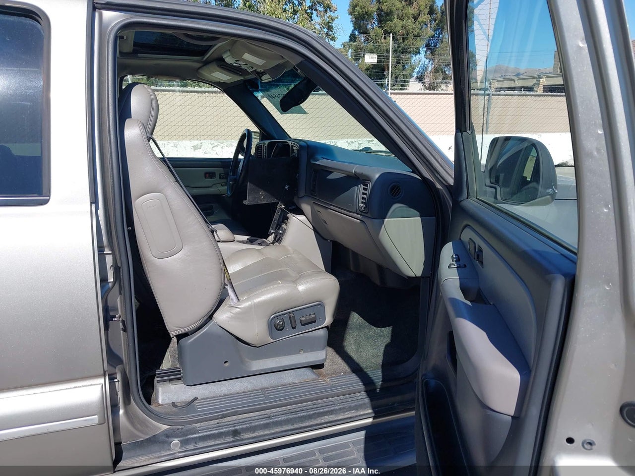 2002 CHEVROLET TAHOE LT · 5/11