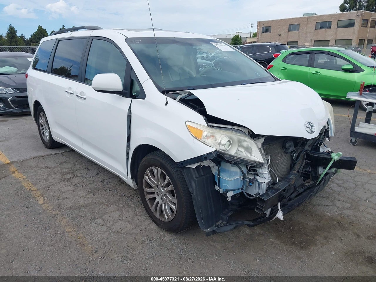 5TDYK3DC6ES****** · 2014 TOYOTA SIENNA XLE V6 8 PASSENGER