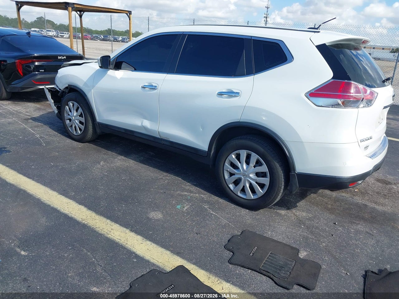 2015 NISSAN ROGUE S · 3/11