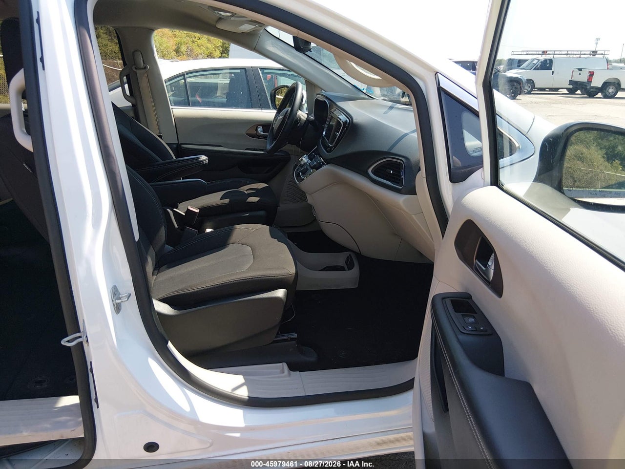 2023 CHRYSLER VOYAGER LX · 5/11